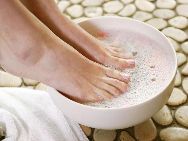 Vinegar baths are an effective remedy for toenail fungus. 